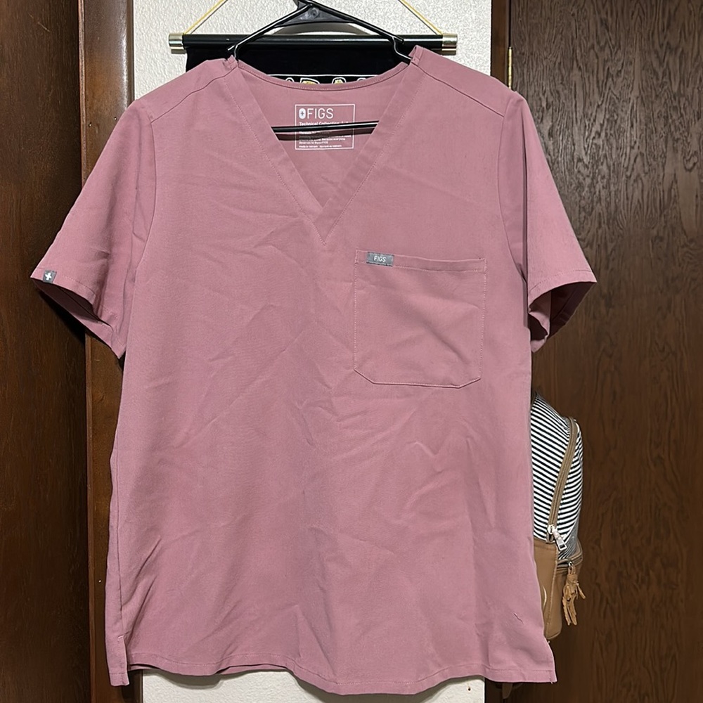 FIGS Caterina Scrub Top + Zamora Joggers in Mauve